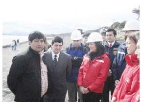 La Subsecretaria de Obras Públicas, Loreto Silva, inspeccionó la construcción del terminal para transbordadores en Puerto Williams y ratificó que el próximo año se construirá la caleta para pescadores.-